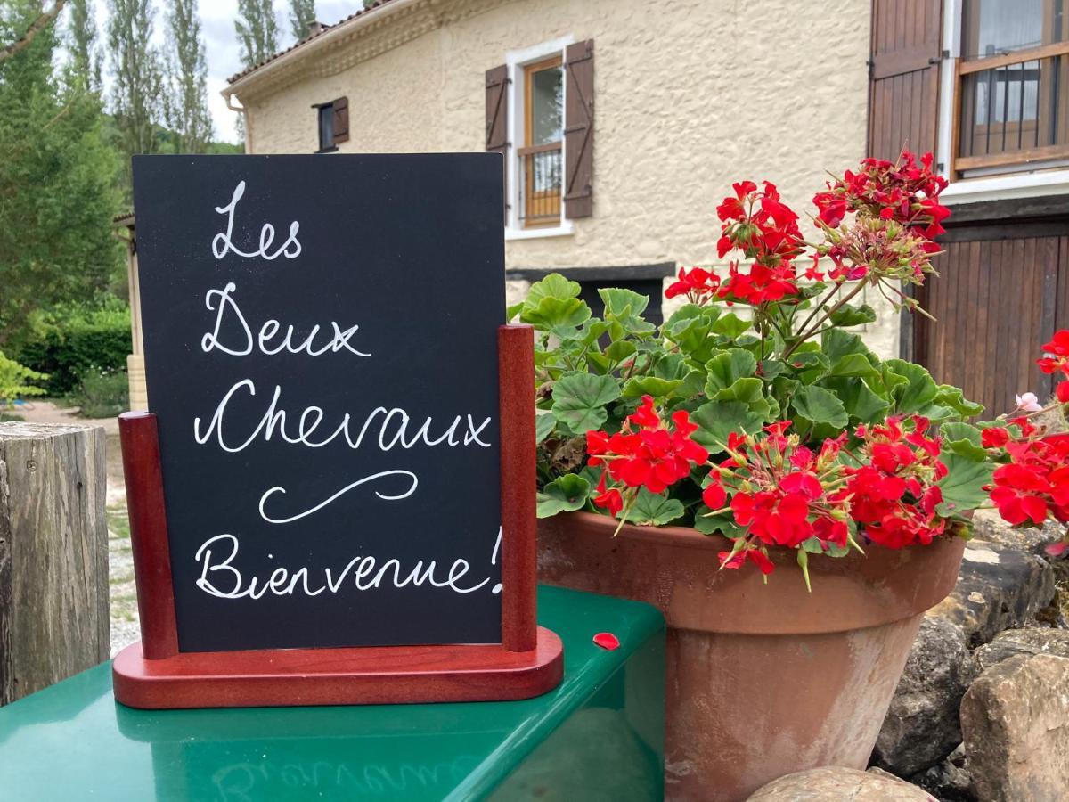 Les Deux Chevaux Chambres D'Hotes Rouvenac Exteriör bild