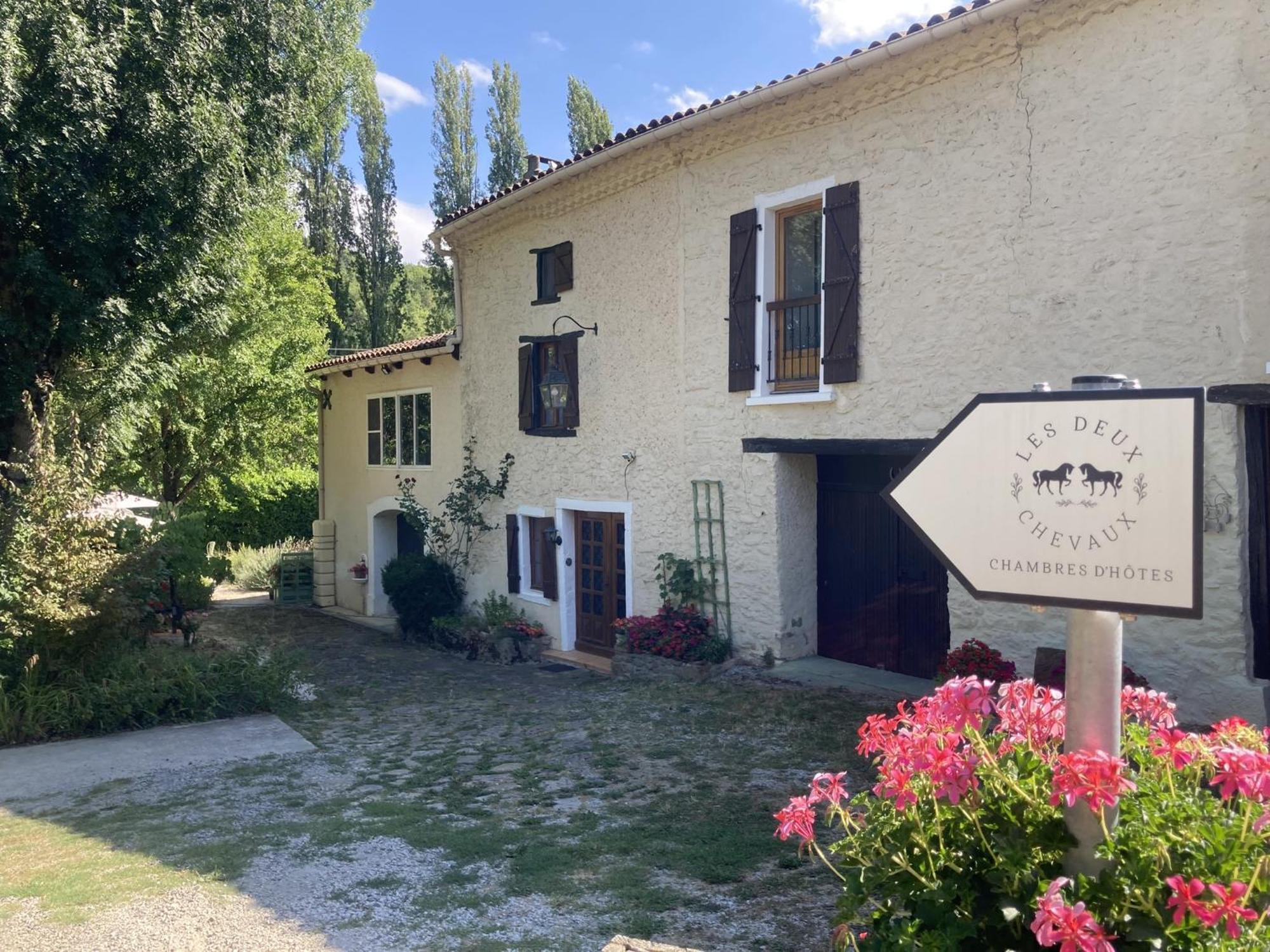 Les Deux Chevaux Chambres D'Hotes Rouvenac Exteriör bild
